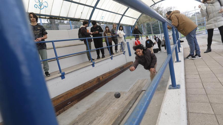 Los mozos d&#039;Avilés aprienden a xugar el bolu batiente