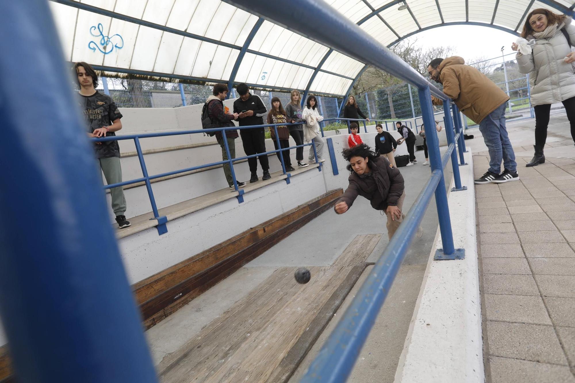 EN IMÁGENES: Así jugaron a los bolos batientes los estudiantes del instituto de La Magdalena