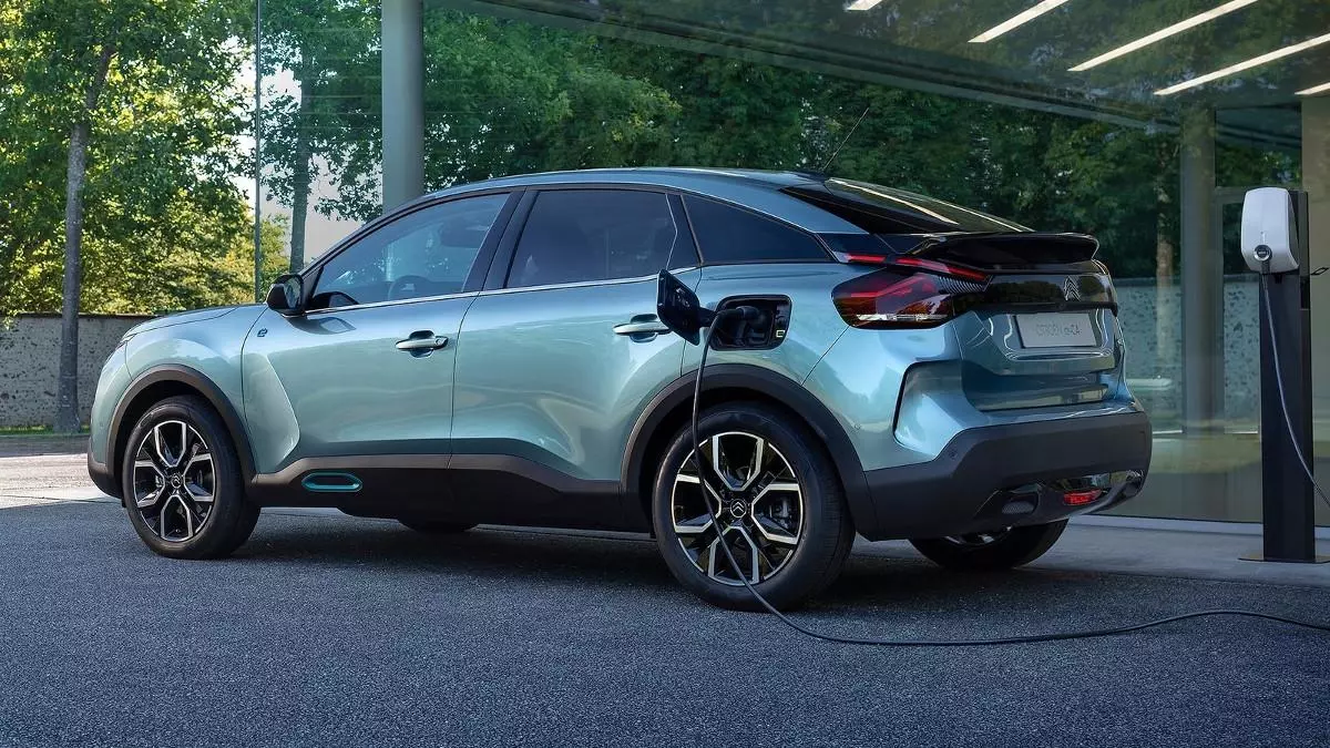 Francia ofrecerá coches eléctricos por 100 euros al mes