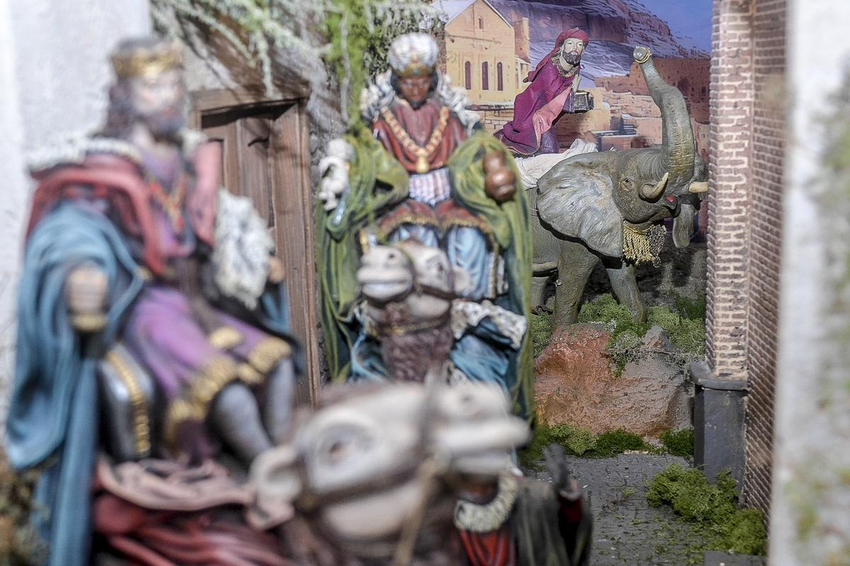 Un elefanta transporta a un Rey Mago para visitar al recién nacido en la zona tradicional del belén del Castillo de Mata.