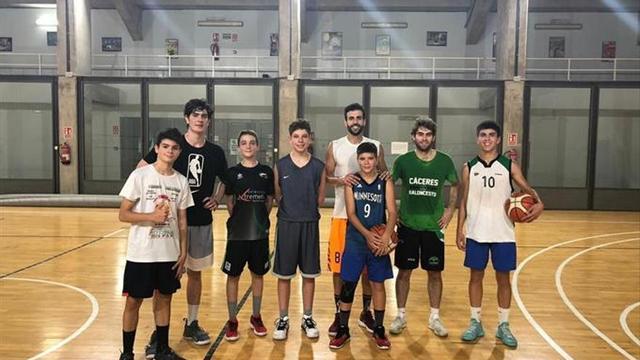 Parejo y Corrales, con los niños del San Antonio