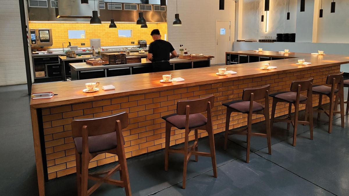 La barra del restaurante Gente Rara, en Zaragoza.