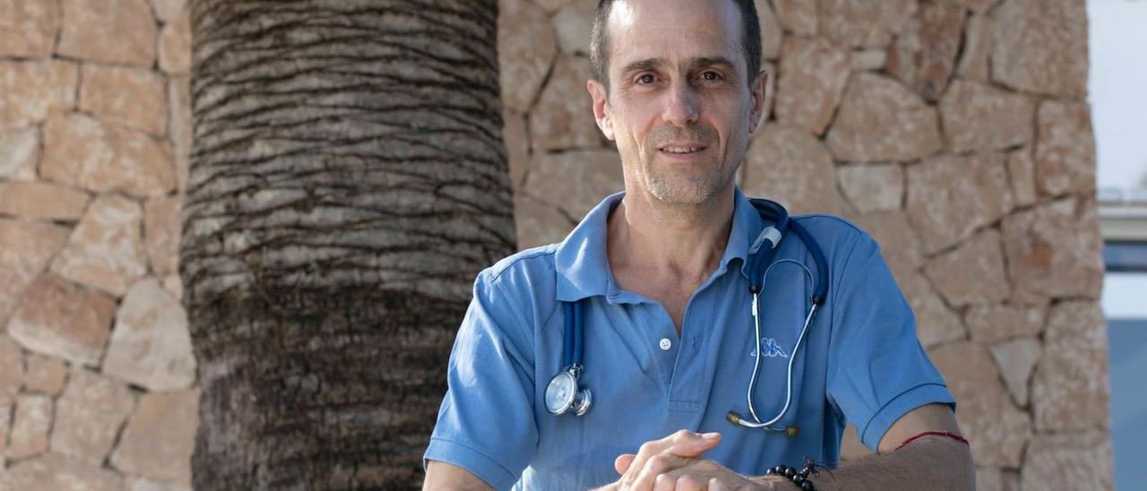 El médico suspendido que está siendo investigado, Ángel Ruiz-Valdepeñas. | VICENT MARÍ