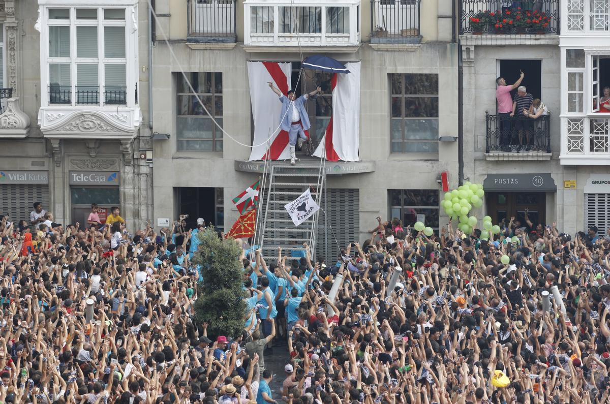 La bajada de Celedón da inicio a las fiestas de Vitoria