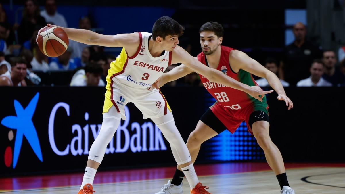 Sergio de Larrea controla el balón junto a Rafa Lisboa