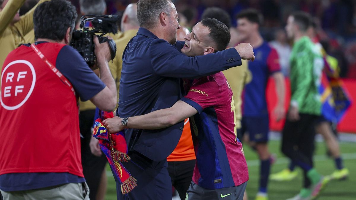 Flick abraza a Casadó tras ganar la Copa del Rey ante el Real Madrid