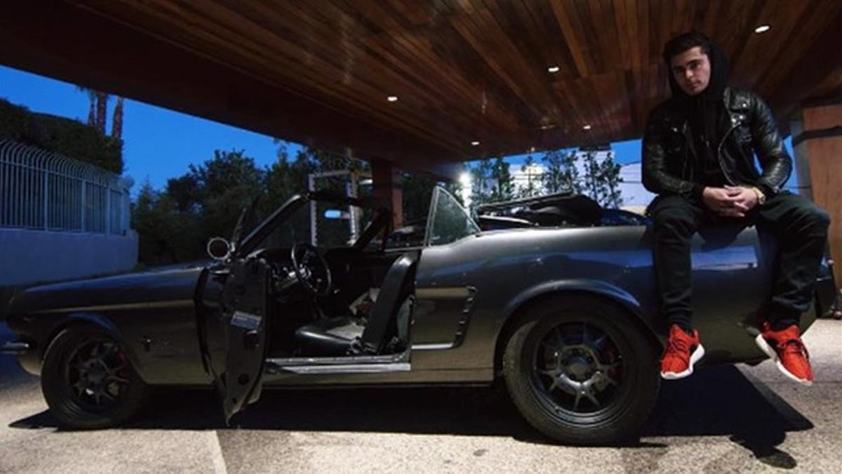 Zac Efron posa con el coche de su abuelo restaurado, un Ford Mustang de 1965.