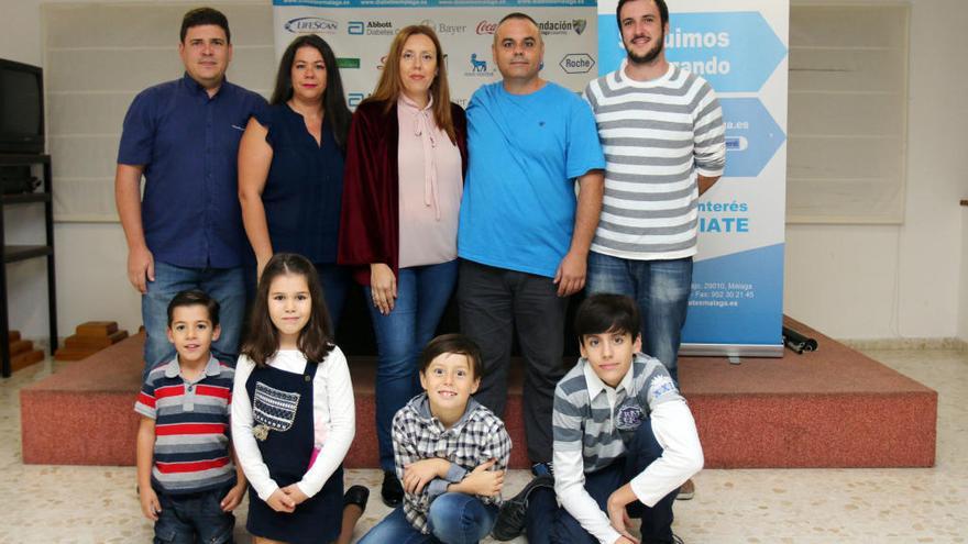 Dos familias con algunos de sus pequeños con diabetes.