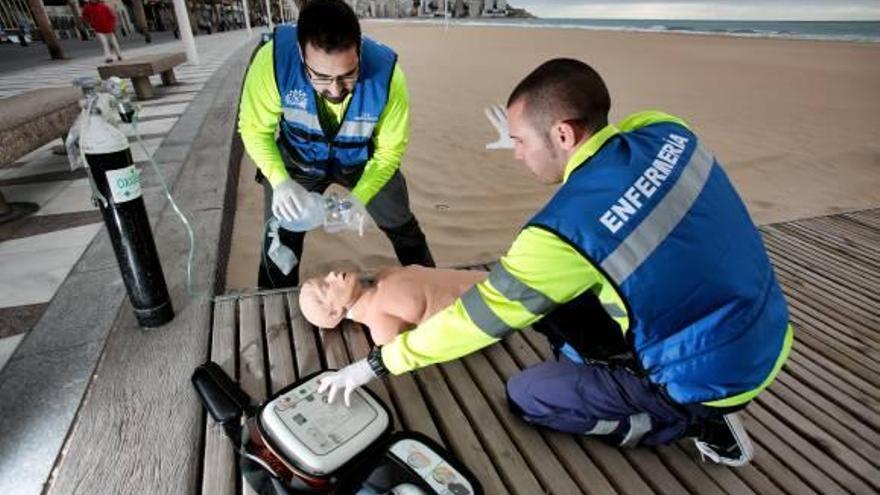 Las playas de Benidorm, preparadas para actuar contra ataques cardiacos