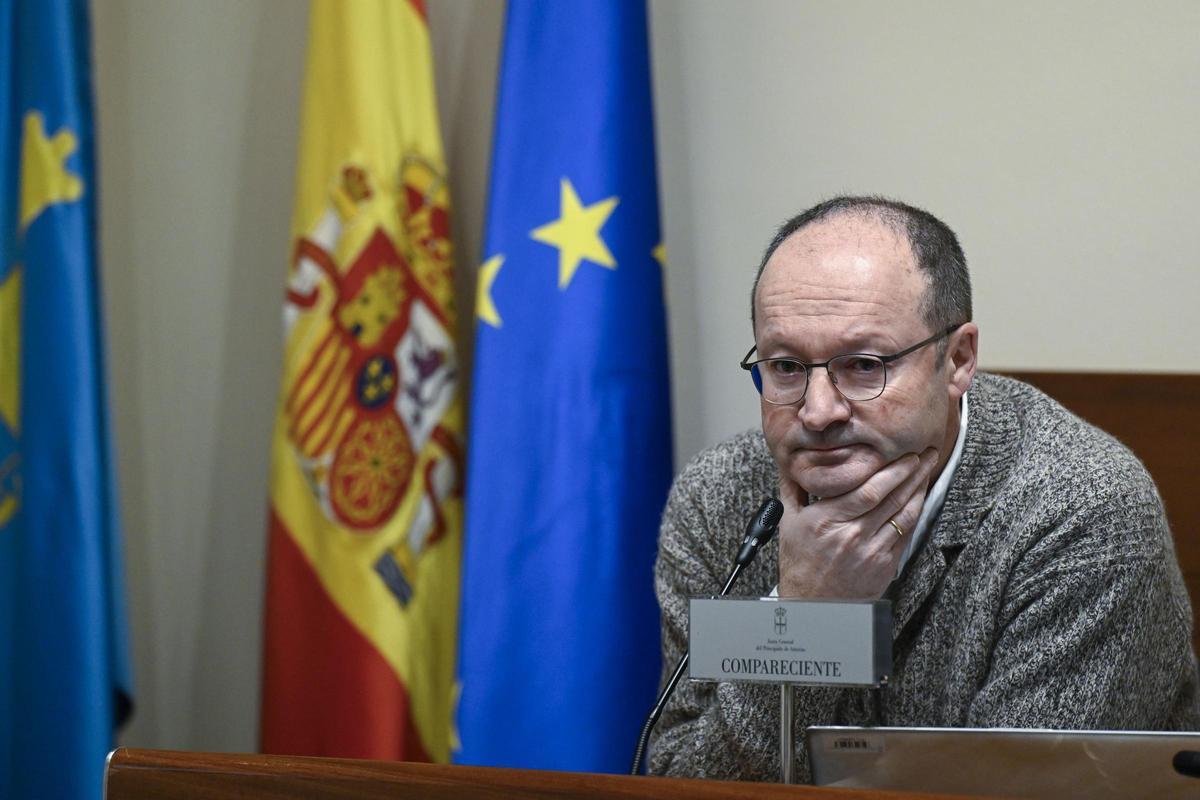 El director general de Minería, Javier Cueli, en la comisión parlamentaria sobre el accidente de Cerredo.