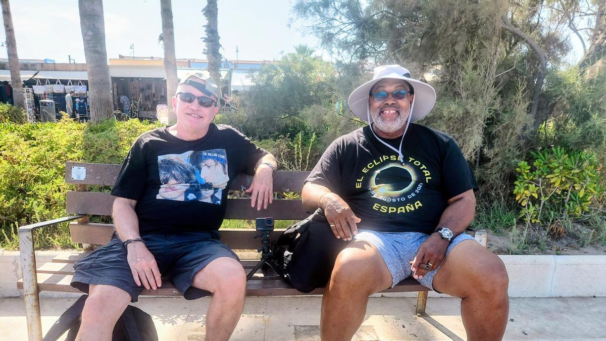 Richard y Al, dos turistas que esperan con ansias el eclipse en la Malvarrosa