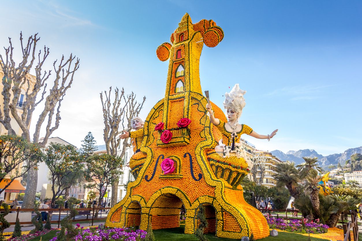 Arte hecho de limones y naranjas en el famoso Festival del limón.