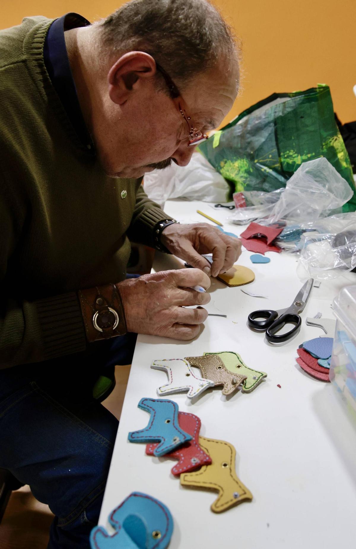 Cosido a mano y con alma en Mar de Niebla: “El cuero me salvó la vida y ahora quiero ayudar a otros”
