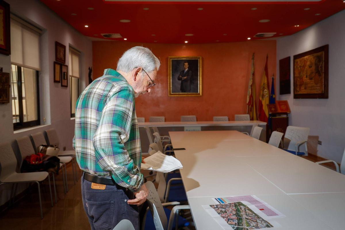 El alcalde de Picanya observa los proyectos de reconstrucción de la dana.