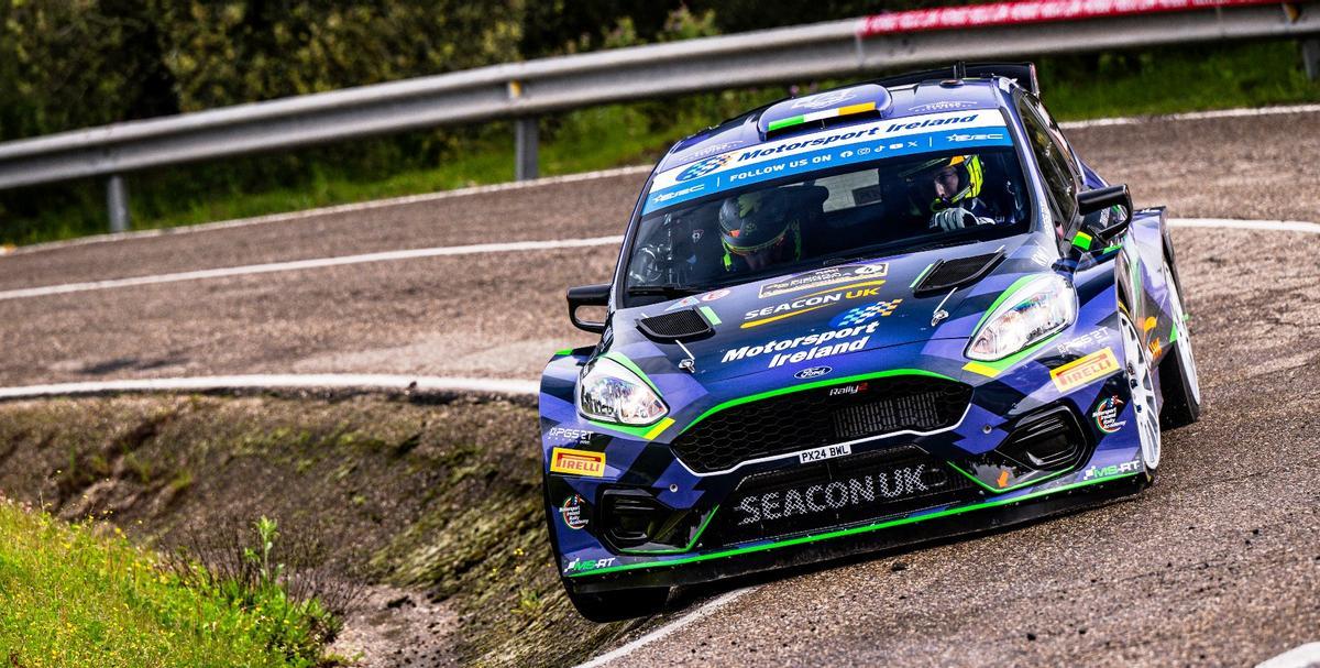 El irlandés Jon Armstrong, al volante de su Ford Fiesta.