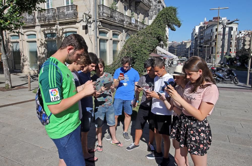 Un grupo de entrenadores capturan Pokemon en la Praza da Princesa