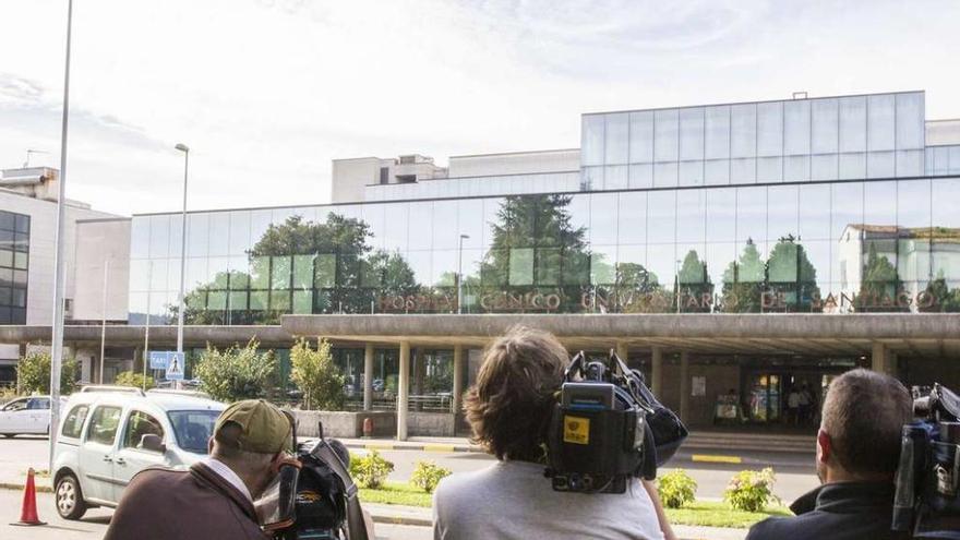 Cámaras de medios de comunicación delante del CHUS, tras conocerse la muerte de Andrea ayer por la mañana. // Óscar Corral