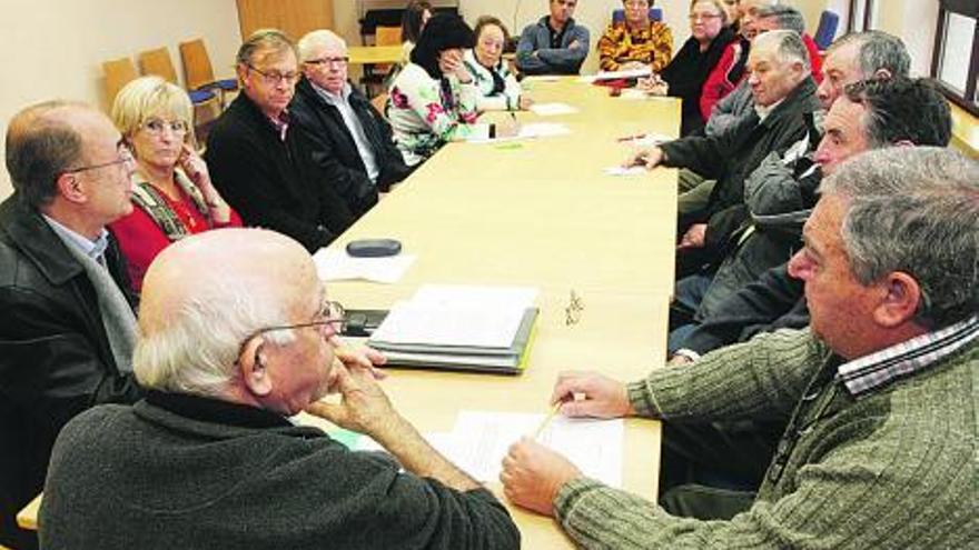 Los portavoces de las asociaciones durante la reunión de ayer.