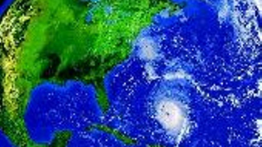 El huracán ´Isabel´ disminuye su fuerza y avanza hacia EEUU