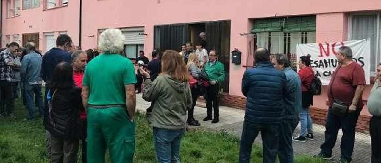 Vecinos y familiares, a la puerta de la casa el día del desahucio.