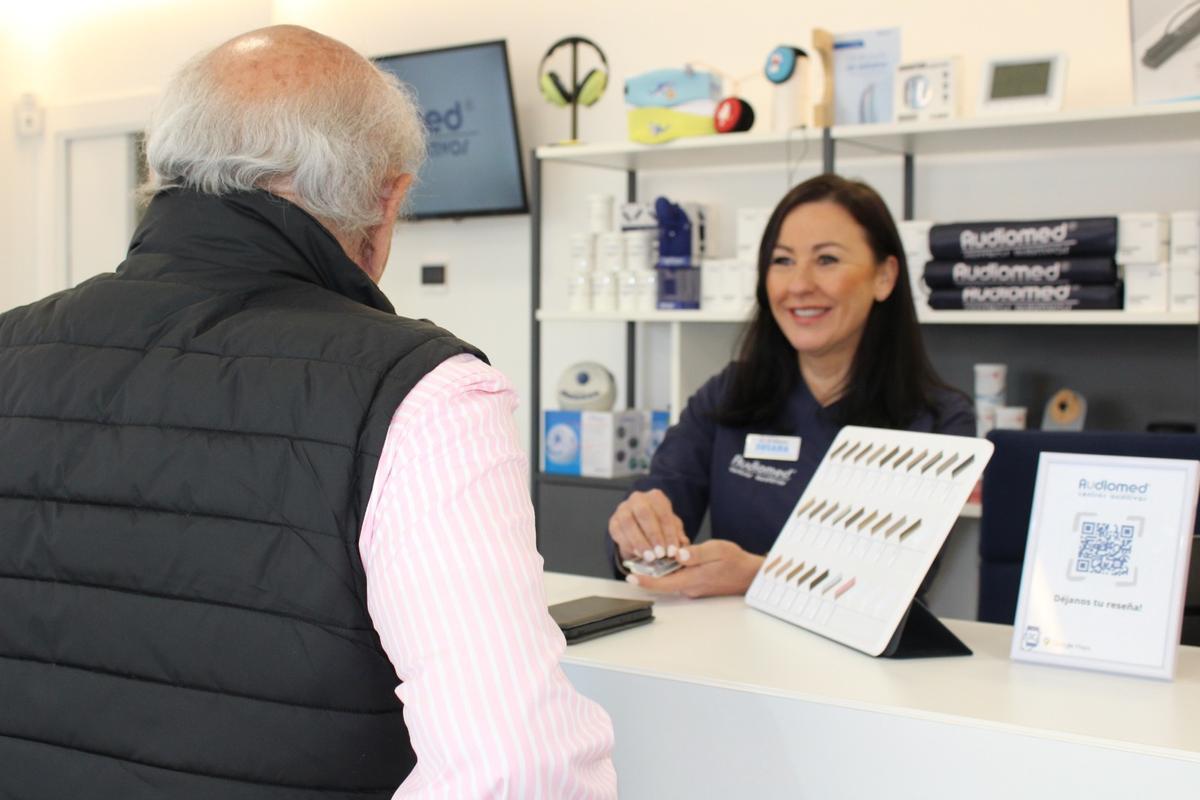 Ofrece audífonos de sustitución, servicio de mantenimiento y reparaciones de estos dispositivos.