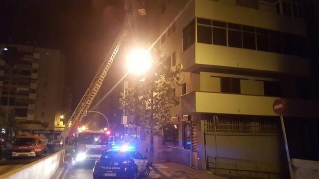 Pillan a un grafitero escalando en la fachada de un edificio