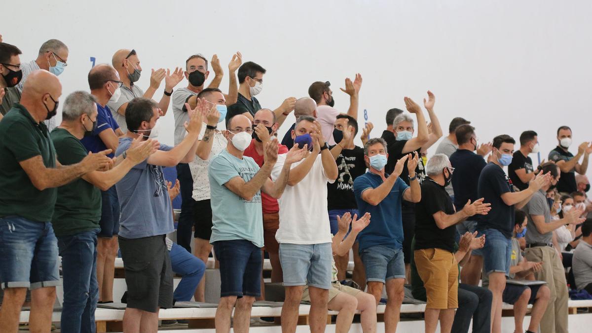 Aficionats aplaudint en la semifinal disputada a Pelayo