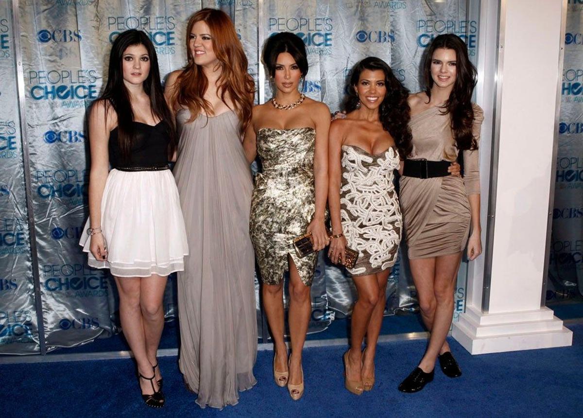 ¿Conjuntadas de boda? No, las Kardashian en los People's Choice Awards