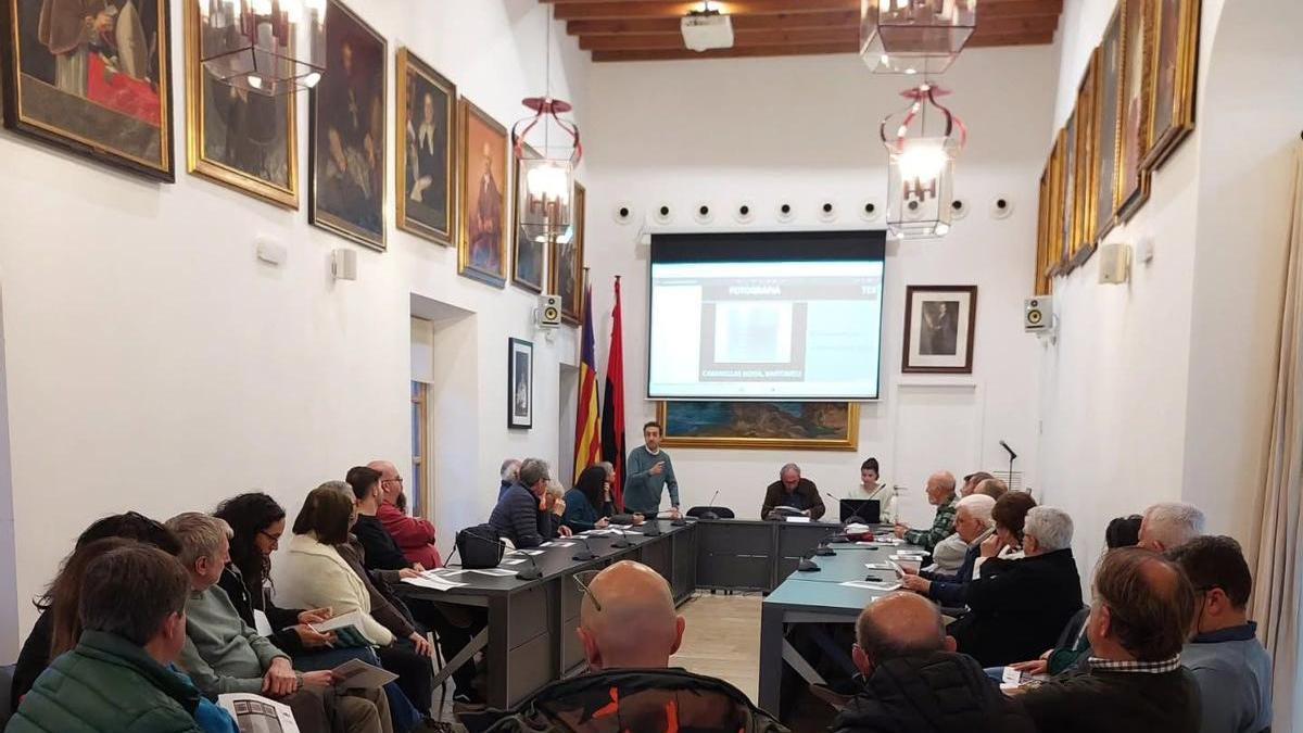 Una imagen de la reunión de la Comissió de Memòria Històrica de Pollença en la sala de plenos del Ayuntamiento.