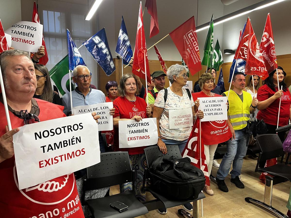 Trabajadores y sindicatos se movilizaron este lunes para mostrar su rechazo a la RPT propuesta por el equipo de gobierno de Nules.