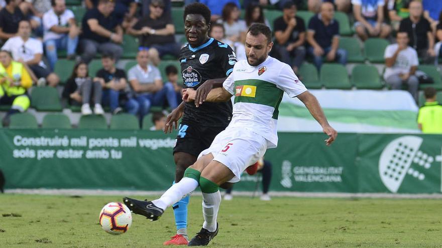 Gonzalo Verdú, durante una acción del Elche-Lugo (2-1) disputado el domingo en el Martínez Valero