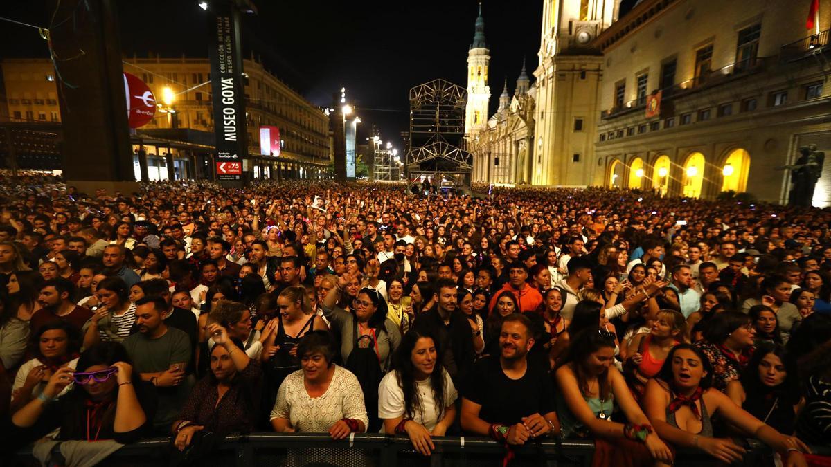 Multitud en la Plaza del Pilar durante el concierto de Pablo Alborán