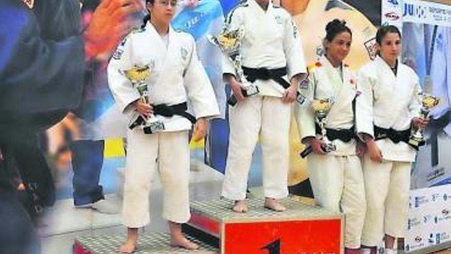 Marta Fernández, primera por la izquierda, en el podium. / club judo mieres