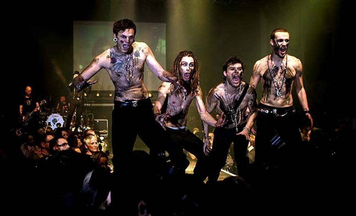 Un grup de models presenten les joies dissenyades per ElfCraft durant l’espectacle Fashion Rock Night a Berlín (Alemanya).