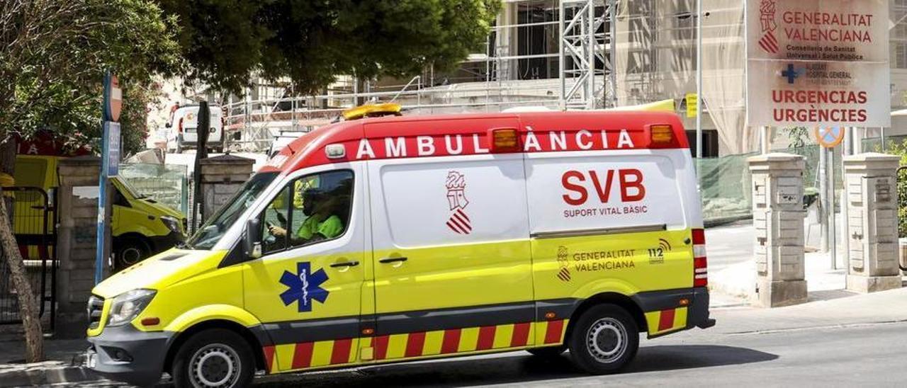 Una ambulancia sale del servicio de Urgencias en Alicante, en imagen de archivo.