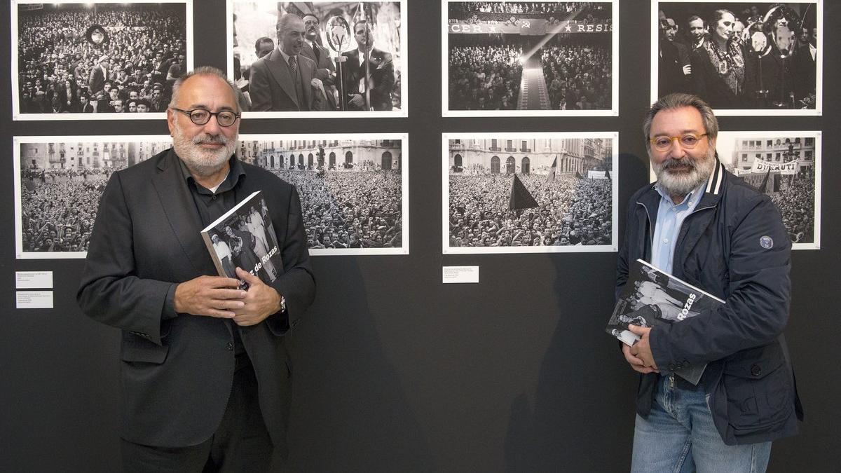 Carlos Pérez de Rozas, junto a su hermano Emilio, en la exposición 'Pérez de Rozas. Crònica gràfica de Barcelona. 1931-1954',