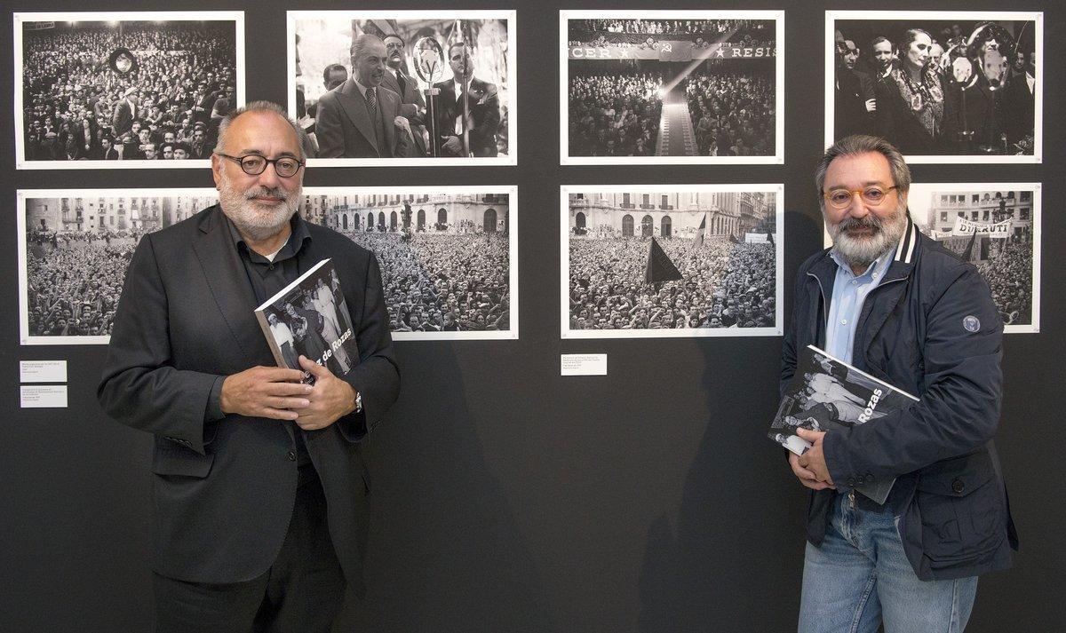 Carlos Pérez de Rozas, junto a su hermano Emilio, en la exposición 'Pérez de Rozas. Crònica gràfica de Barcelona. 1931-1954',
