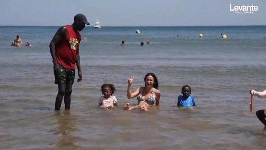 El calor extremo valenciano, desde la playa de la Malvarrosa