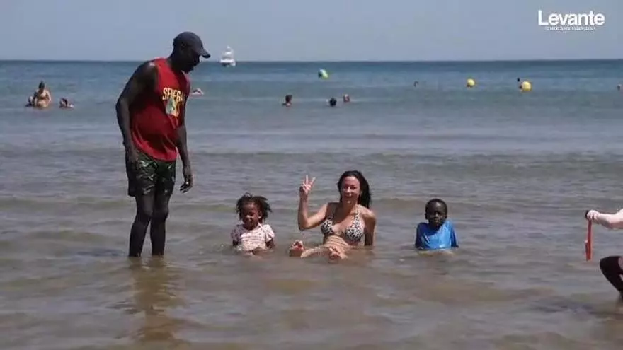 El calor extremo valenciano, desde la playa de la Malvarrosa