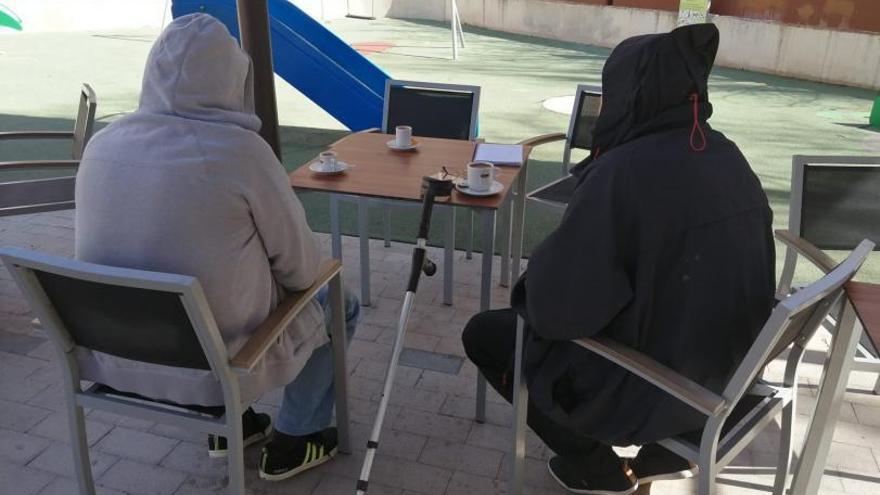 José Antonio y Rafael, los dos ancianos detenidos por robar en coches, sentados en una terraza en el centro de Palma. | DM