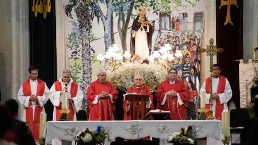 El obispo Jesús Murgui durante la Misa en honor a San Antón.