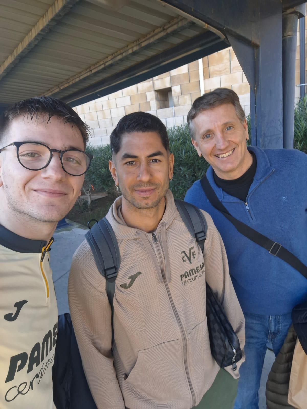 Ayoze Pérez, entre Joan y Enrique Navarro, antes del Betis-Villarreal.