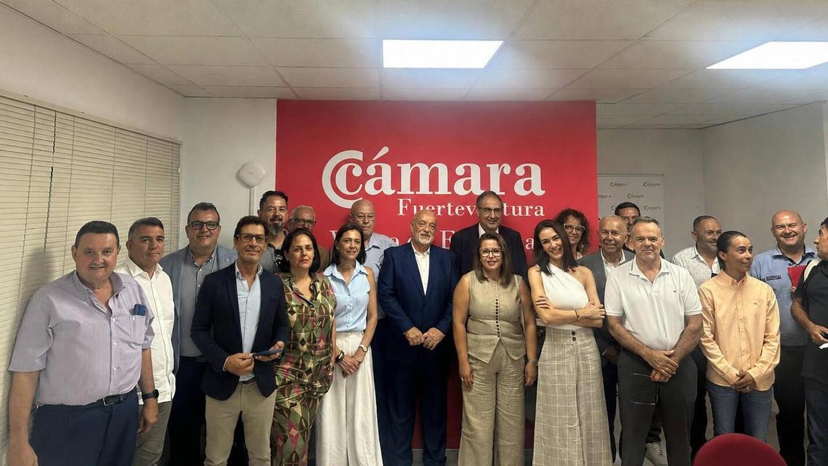 Foto de familia de los miembros del pleno de la Cámara de Comercio de Fuerteventura.