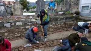 Voluntarios y miembros de la Sociedad de Ciencias Aranzadi recogen los restos de 53 presos republicanos fallecidos en una prisión franquista en 1941, en la localidad vasca de Orduña