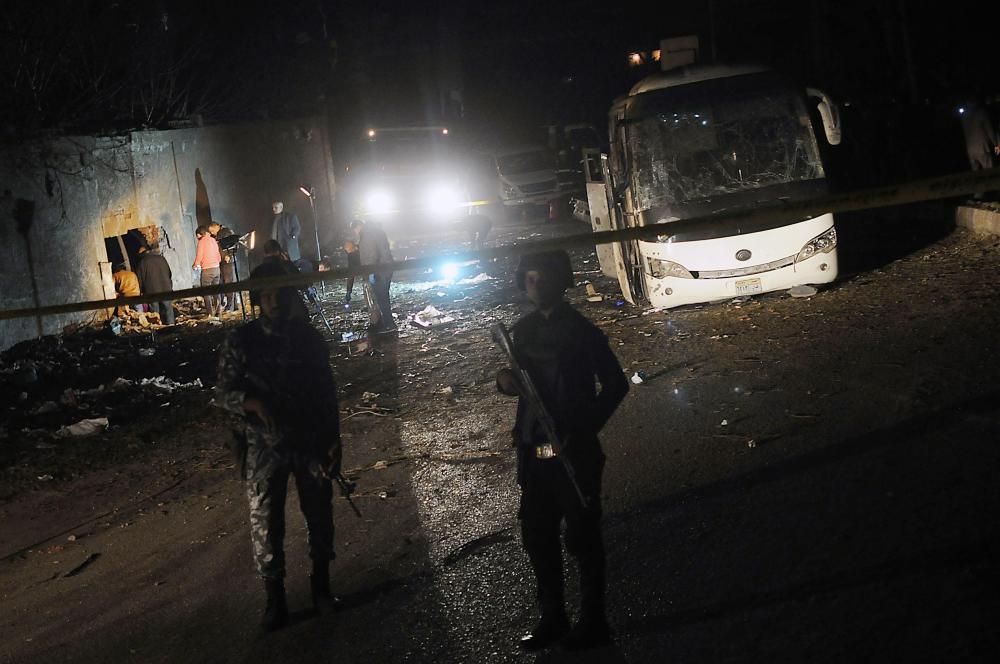 Las fotos del bus tras la explosión en El Cairo.