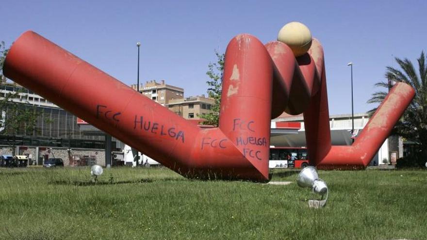 Pintadas de huelga en la escultura de los enlaces