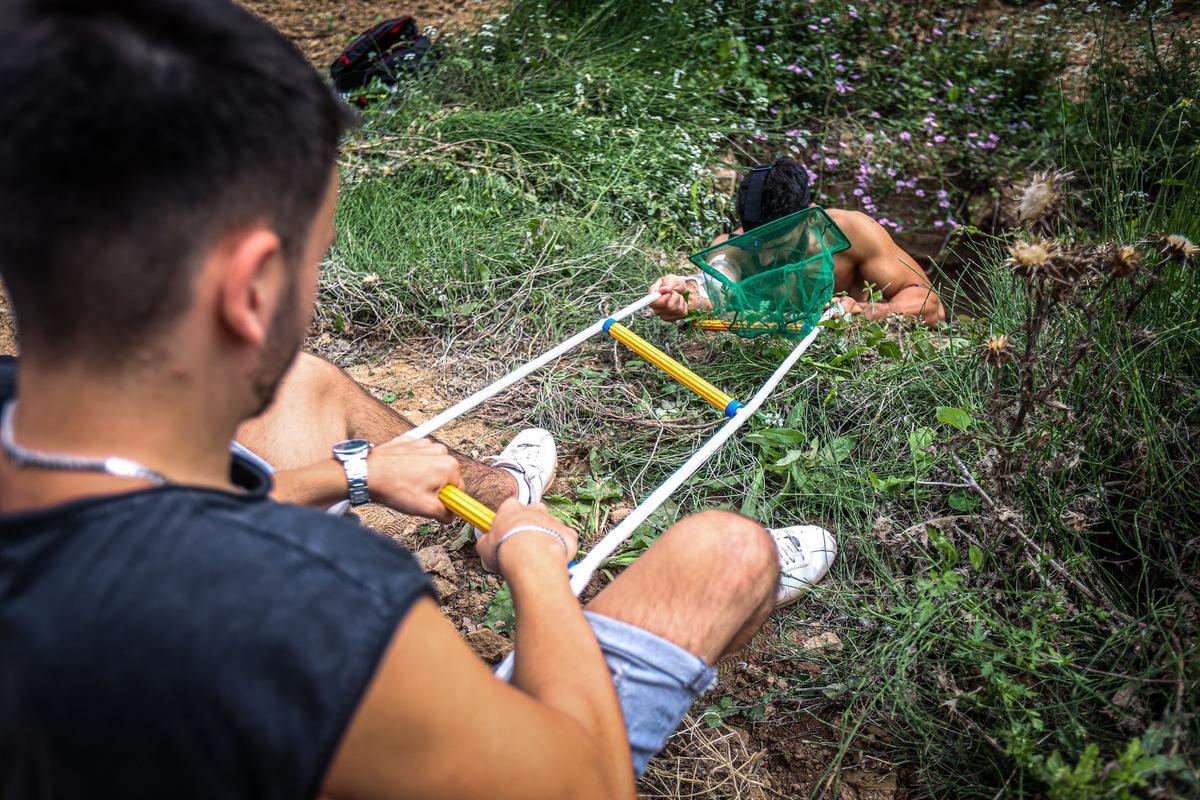 Acompañamos al Tarzán catalán en un rescate a animales en un pozo