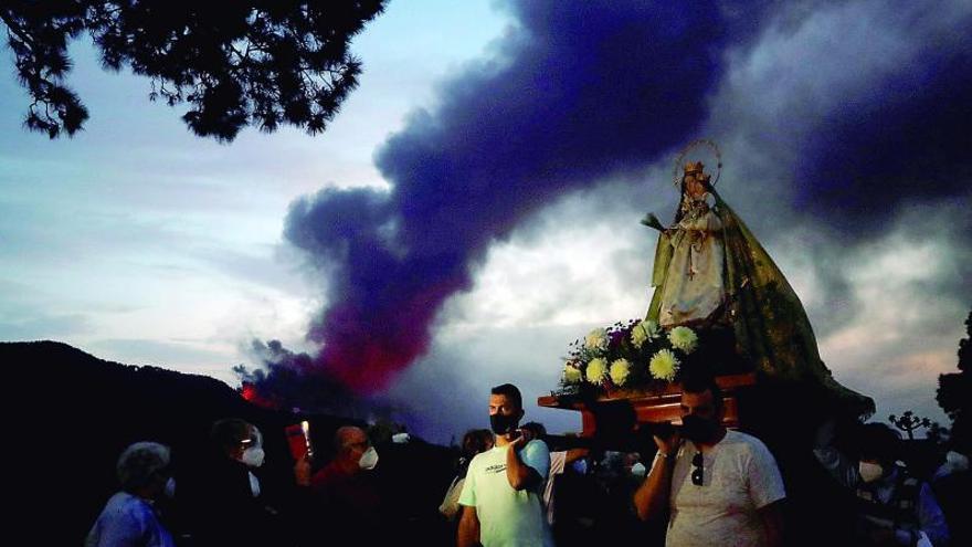 La Virgen del Pino sale de la ermita a hombros de los fieles para pedir que cese la erupción del volcán. |   // R. V.