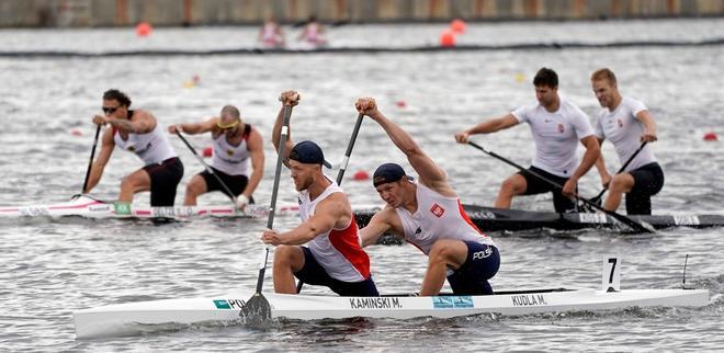 Mateusz Kaminski (C-I) y Michal Kudla (C-D) de Polonia con su manera de ganar la Canoa doble masculina 1000m en Sea Forest Waterway en Tokio, Japón.