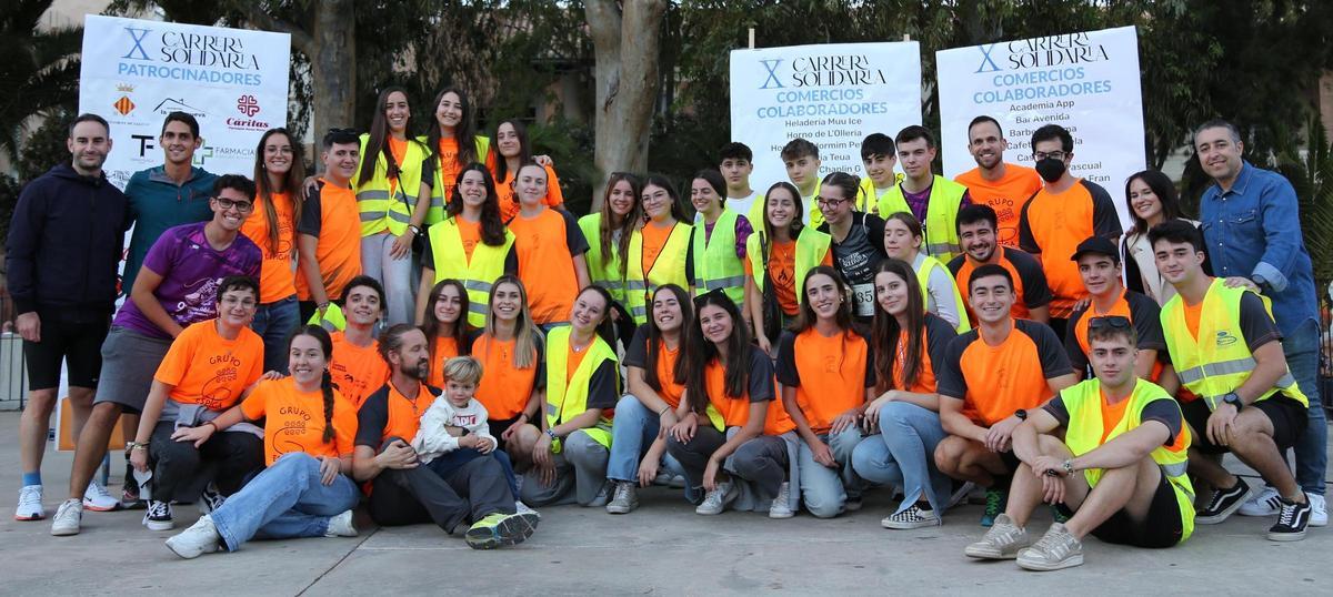 Equipo de organiación junto a las autoridades.